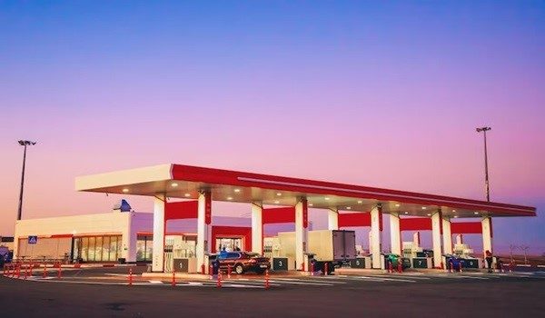 view-modern-automobile-gas-station-with-cars-standing_262398-266